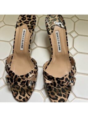 Manolo Blahnik cheetah print kitten heels 🐆